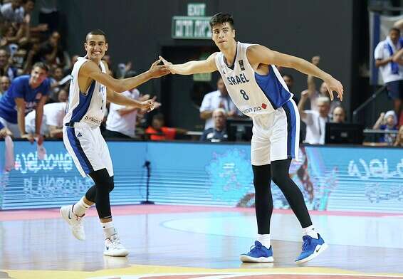 אבדיה עם ים מדר. "דני ייבחר בטופ 10" // צילום: אלן שיבר